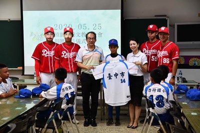 巡迴中市12國小　頂新攜手味全龍球星贈球衣球具